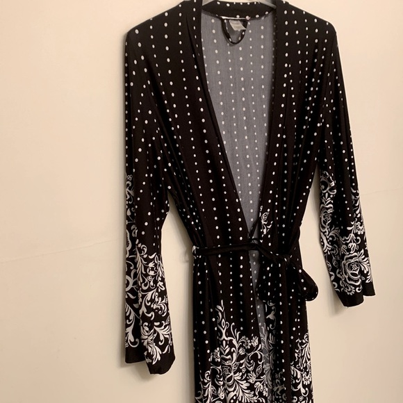 Black and White Robe - Picture 10 of 10